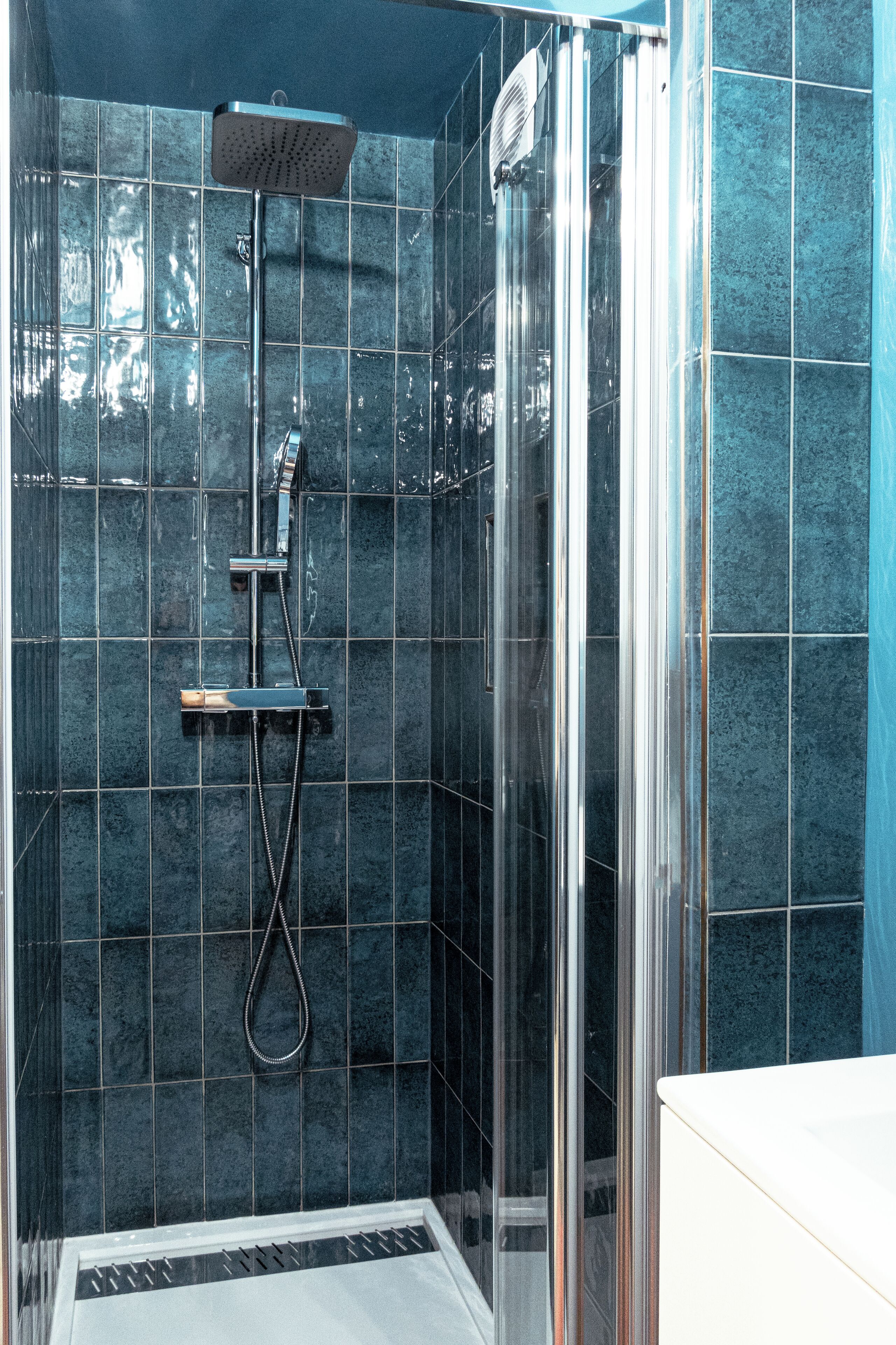 Een douche, een haardroger, handdoeken, zeep