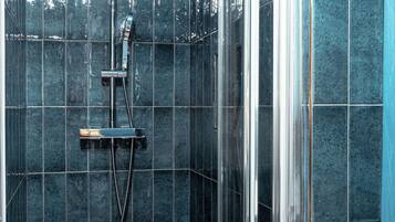 Een douche, een haardroger, handdoeken, zeep