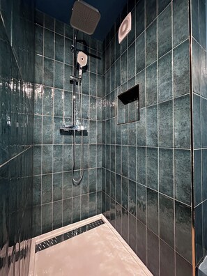 Regadera, amenidades de baño gratuitas, secadora de cabello, toallas 