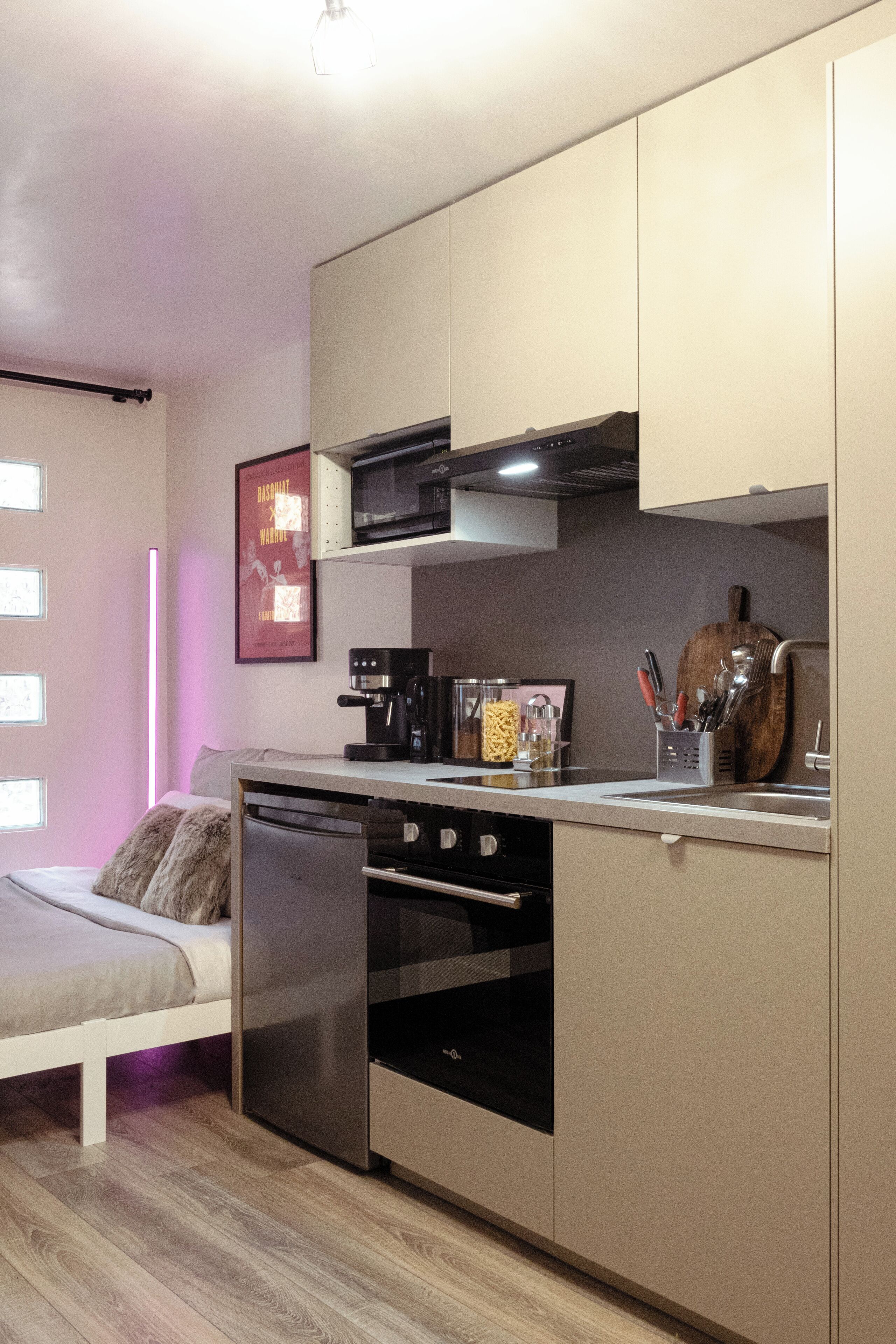 Réfrigérateur, micro-ondes, four, cafetière/bouilloire