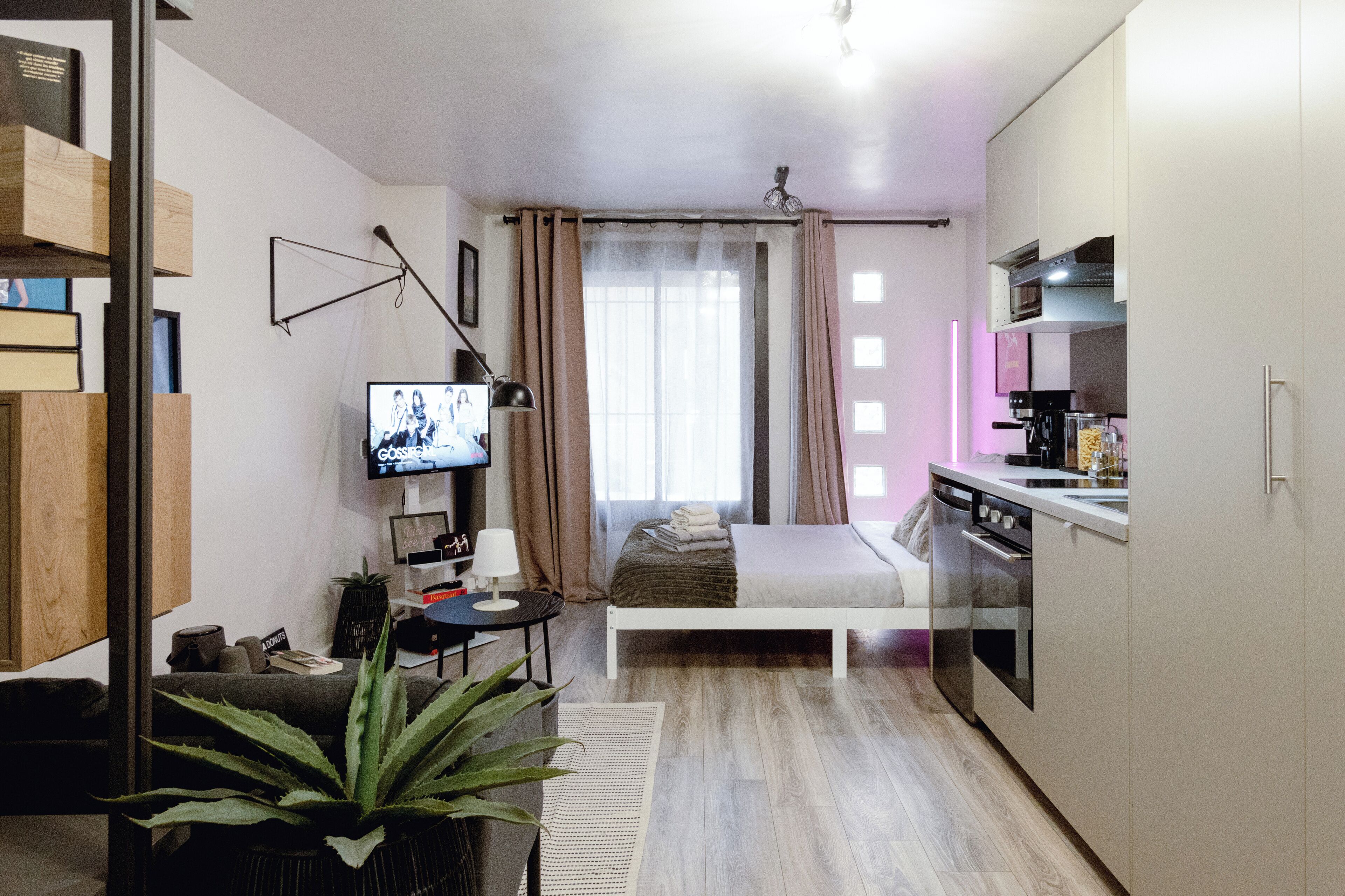 アイロン / アイロン台、WiFi (無料)、ベッドシーツ