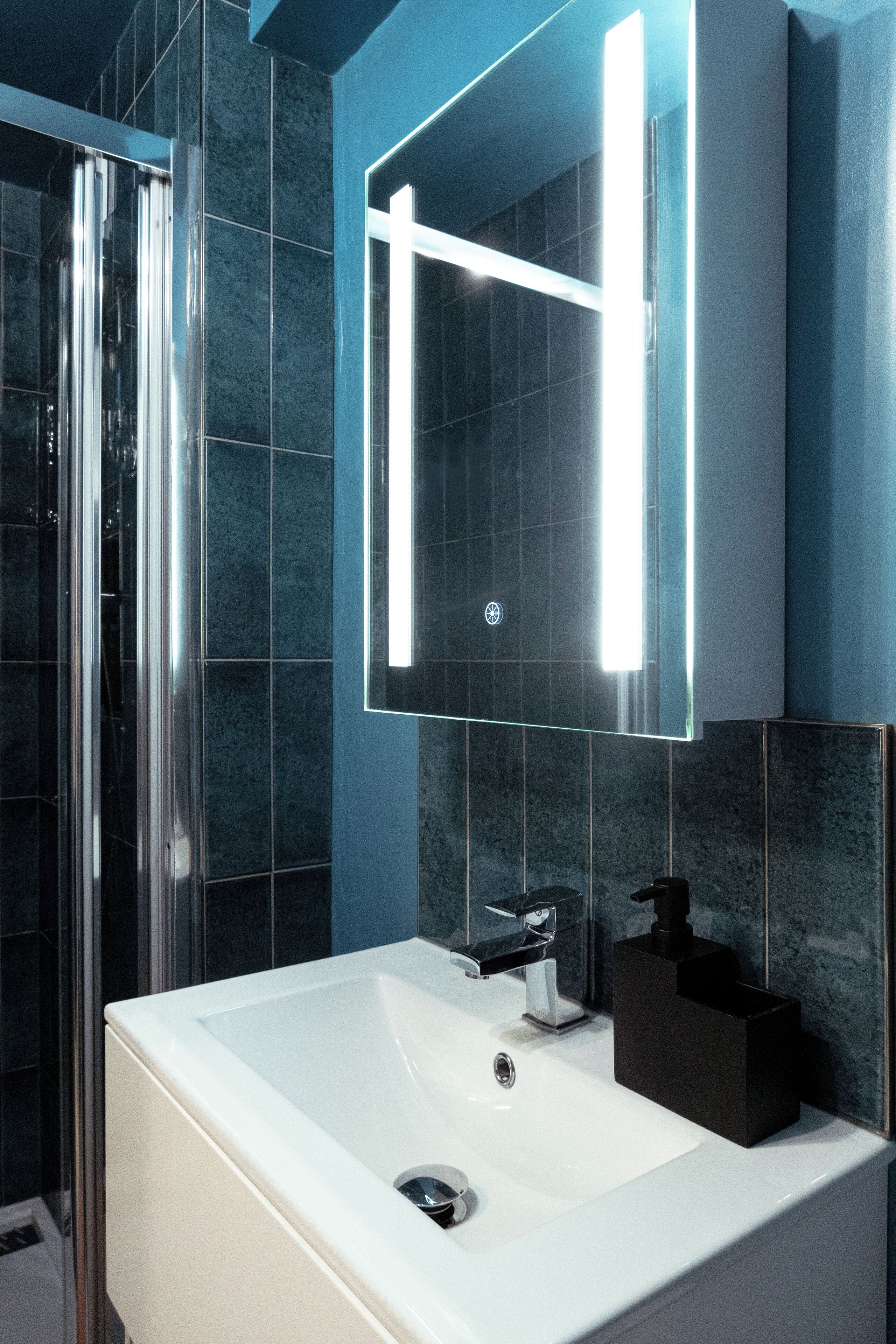 Douche, sèche-cheveux, serviettes fournies, savon