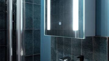 Douche, sĂšche-cheveux, serviettes fournies, savon