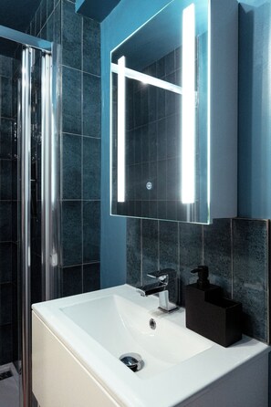 Douche, sèche-cheveux, serviettes fournies, savon