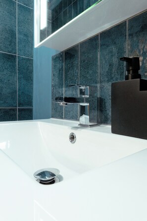 Shower, free toiletries, hair dryer, towels - Studio moderne et calme au cœur du quartier Clemenceau, Perpignan (Perpignan)