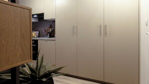 Eine moderne Küche mit weißen Schränken und einer Holzwand.
