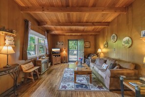 Smart TV, fireplace, video games - Bear Cub Retreat - A charming cabin less than a mile to Gatlinburg, with 3/2.5 (Gatlinburg)