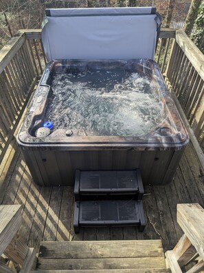Outdoor spa tub - Bear Cub Retreat - A charming cabin less than a mile to Gatlinburg, with 3/2.5 (Gatlinburg)