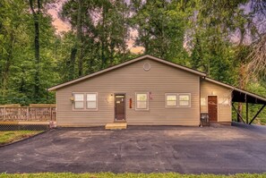 Unclassified image, 3 of 58, button - Bear Cub Retreat - A charming cabin less than a mile to Gatlinburg, with 3/2.5 (Gatlinburg)
