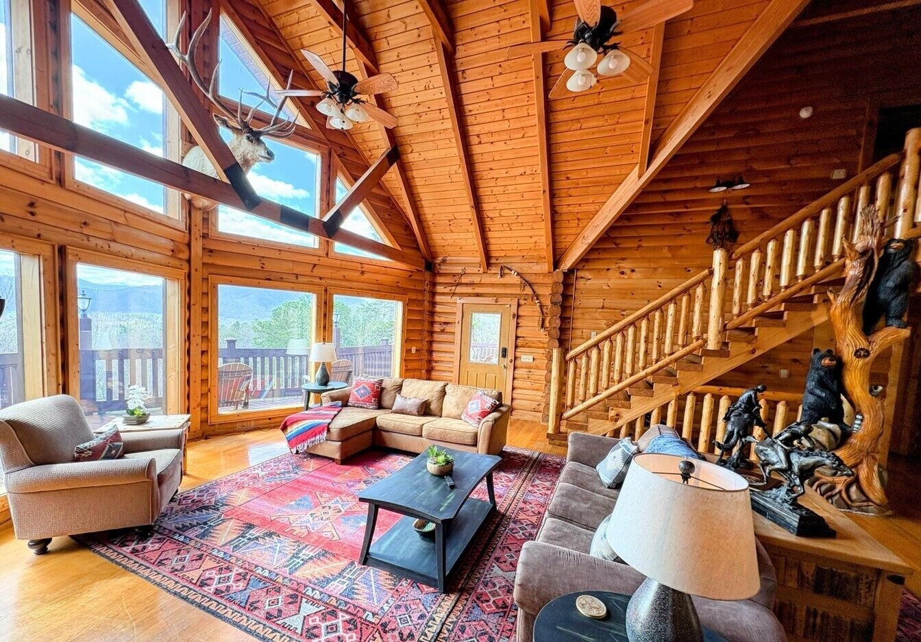 Televisie, een open haard, videospelletjes en een dvd-speler