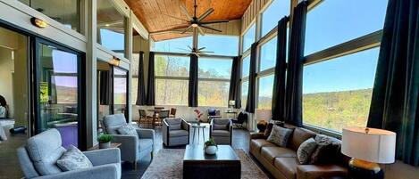 TV, caminetto, tavolo da calcetto