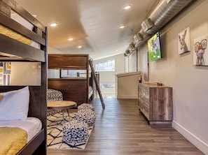5 bedrooms, free WiFi, bed sheets