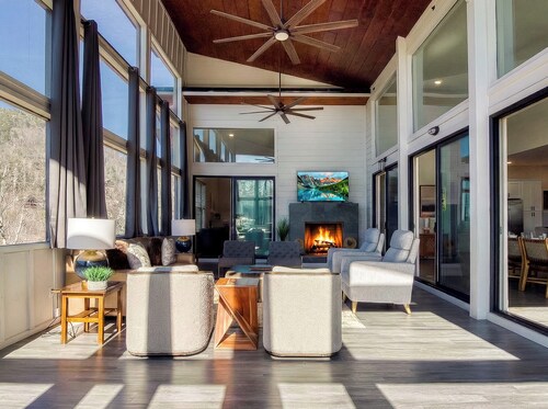 Summit Trails Retreat – Indoor Pool, Home Theater, Hot Tub | Sleeps 16!!!