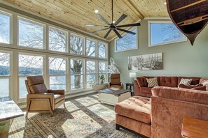 TV, fireplace, video games - What's Your Hurry- Lake Front, Boat Dock, Game Room, Hot Tub, WIFI! (Dandridge)