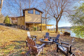 Terrace/patio - What's Your Hurry- Lake Front, Boat Dock, Game Room, Hot Tub, WIFI! (Dandridge)