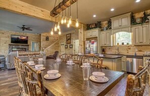 Dining - The Manor At Burg Hill-Arcade, Pool Table, Hot Tub, free Attraction Tickets! (Gatlinburg)