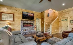 Smart TV, fireplace, video games - The Manor At Burg Hill-Arcade, Pool Table, Hot Tub, free Attraction Tickets! (Gatlinburg)