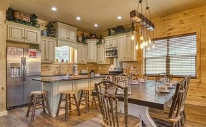 Dining - The Manor At Burg Hill-Arcade, Pool Table, Hot Tub, free Attraction Tickets! (Gatlinburg)