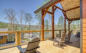 Terrace/patio - The Manor At Burg Hill-Arcade, Pool Table, Hot Tub, free Attraction Tickets! (Gatlinburg)