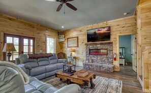 Smart TV, fireplace, video games - The Manor At Burg Hill-Arcade, Pool Table, Hot Tub, free Attraction Tickets! (Gatlinburg)