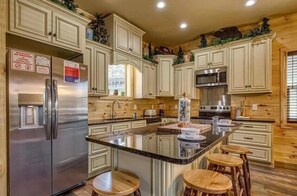 Fridge, microwave, dishwasher, coffee/tea maker - The Manor At Burg Hill-Arcade, Pool Table, Hot Tub, free Attraction Tickets! (Gatlinburg)