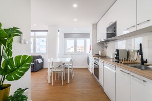 Køleskab, mikrobølgeovn, ovn, kogeplade