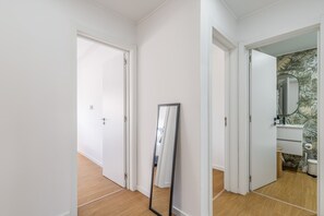 Chuveiro, secador de cabelo, toalhas de banho 