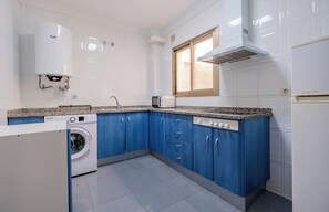 Køleskab, mikrobølgeovn, kaffe-/temaskine, brødrister