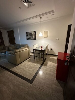 Living area - Leaders Plaza Hotel Apartment (Salmiya)