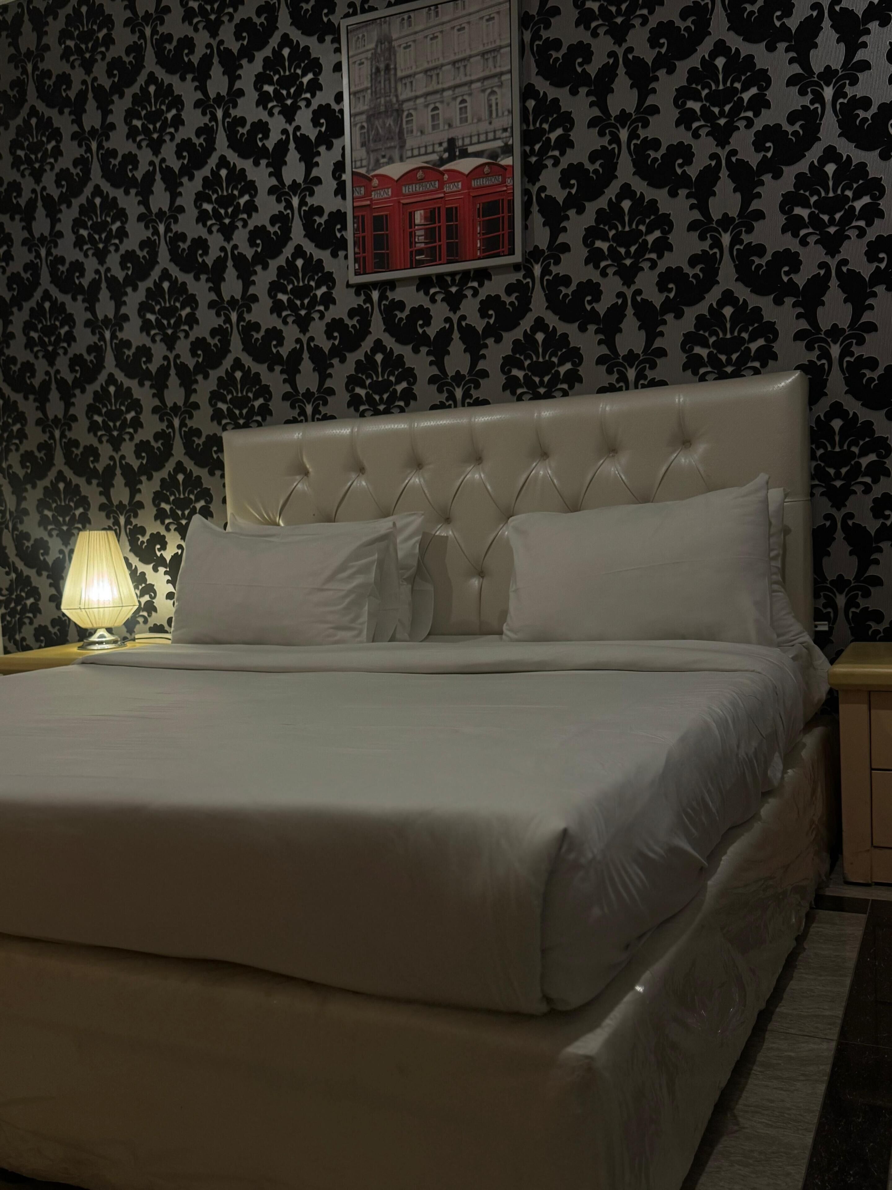 Silitysrauta/-lauta, Wi-Fi, vuodevaatteet