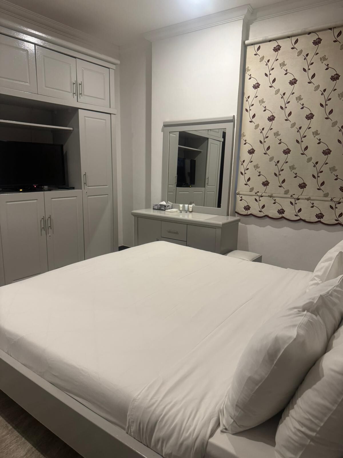 Silitysrauta/-lauta, Wi-Fi, vuodevaatteet