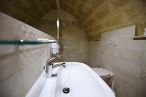 Shower, hair dryer, bidet, towels - struttura tipica (Matera)