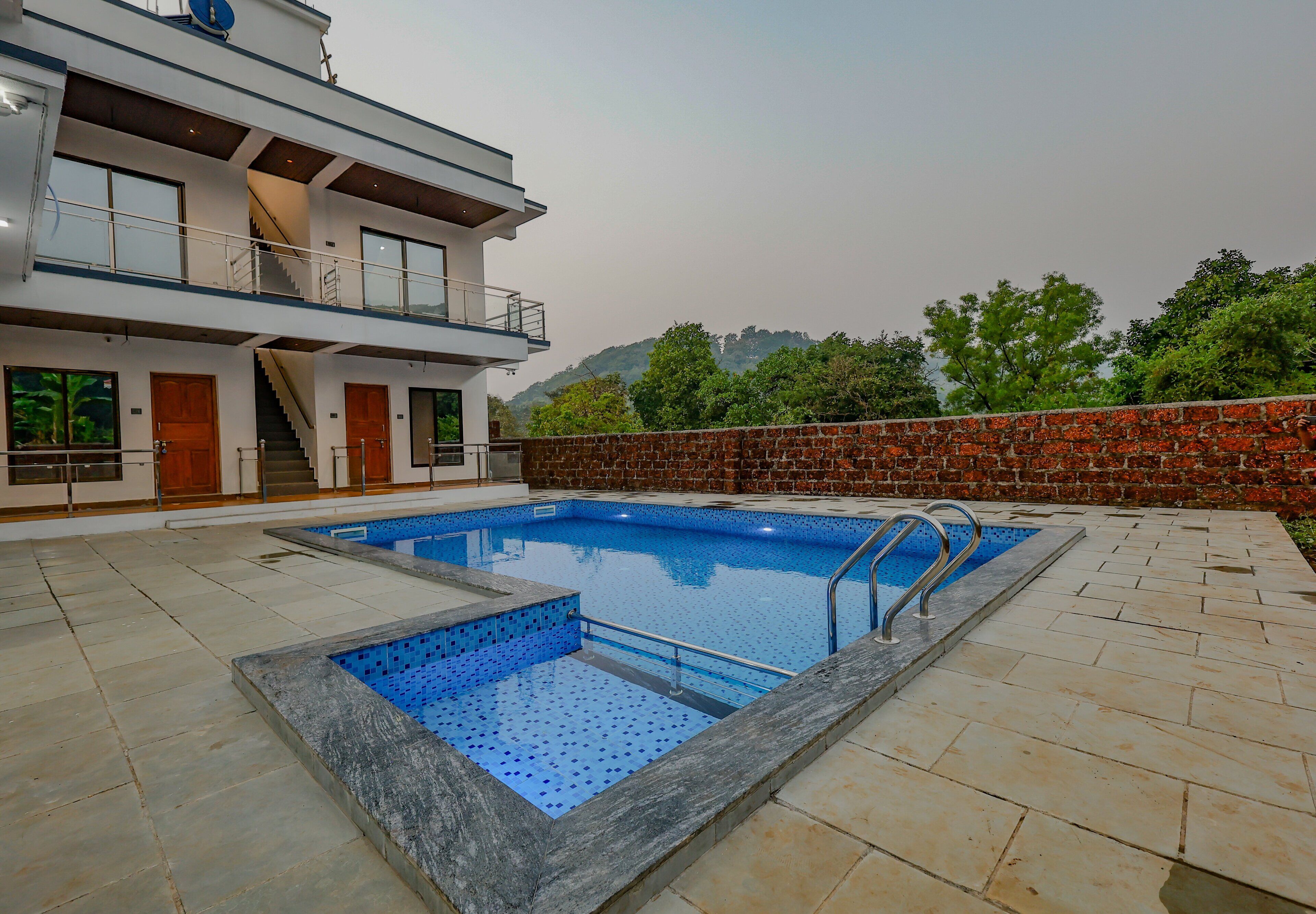 Una piscina techada, una piscina al aire libre