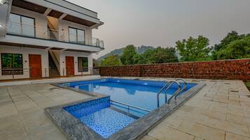 Una piscina techada, una piscina al aire libre