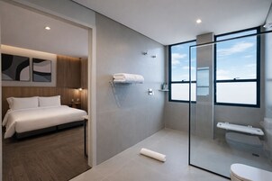 Habitación Premium doble, accesible en silla de ruedas | Baño | Secador de pelo, toallas, jabón y champú