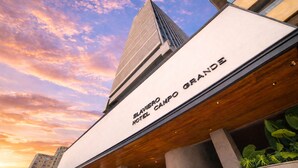 L'hôtel Slavero Campo Grande se distingue par son architecture moderne et offre une vue imprenable sur le ciel.