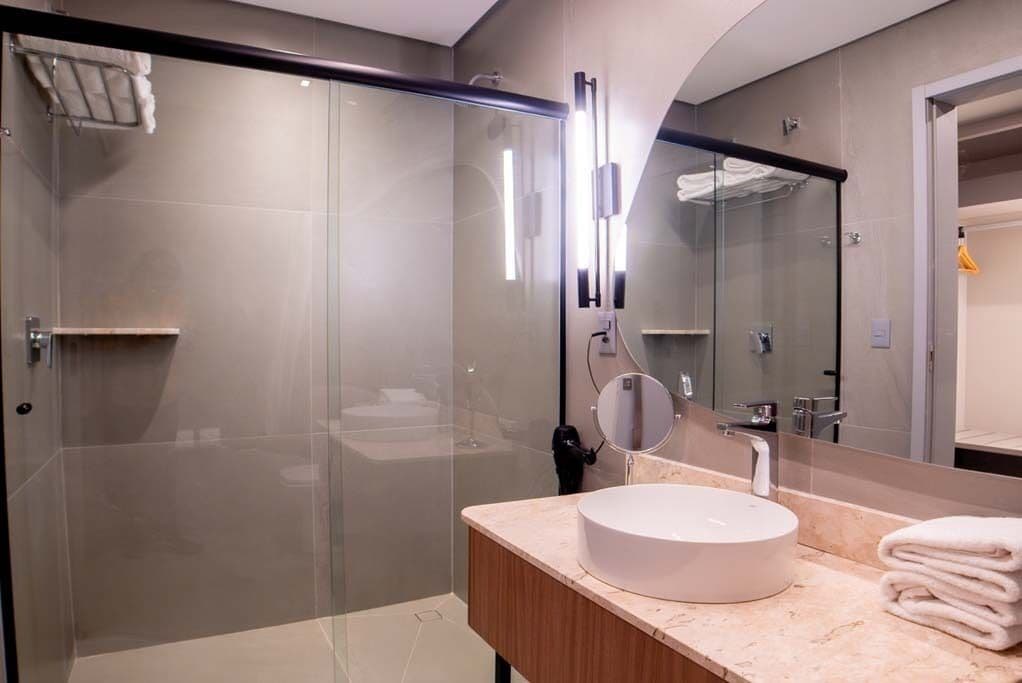 Chambre Familiale, plusieurs lits | Salle de bain | Sèche-cheveux, serviettes fournies, savon, shampoing