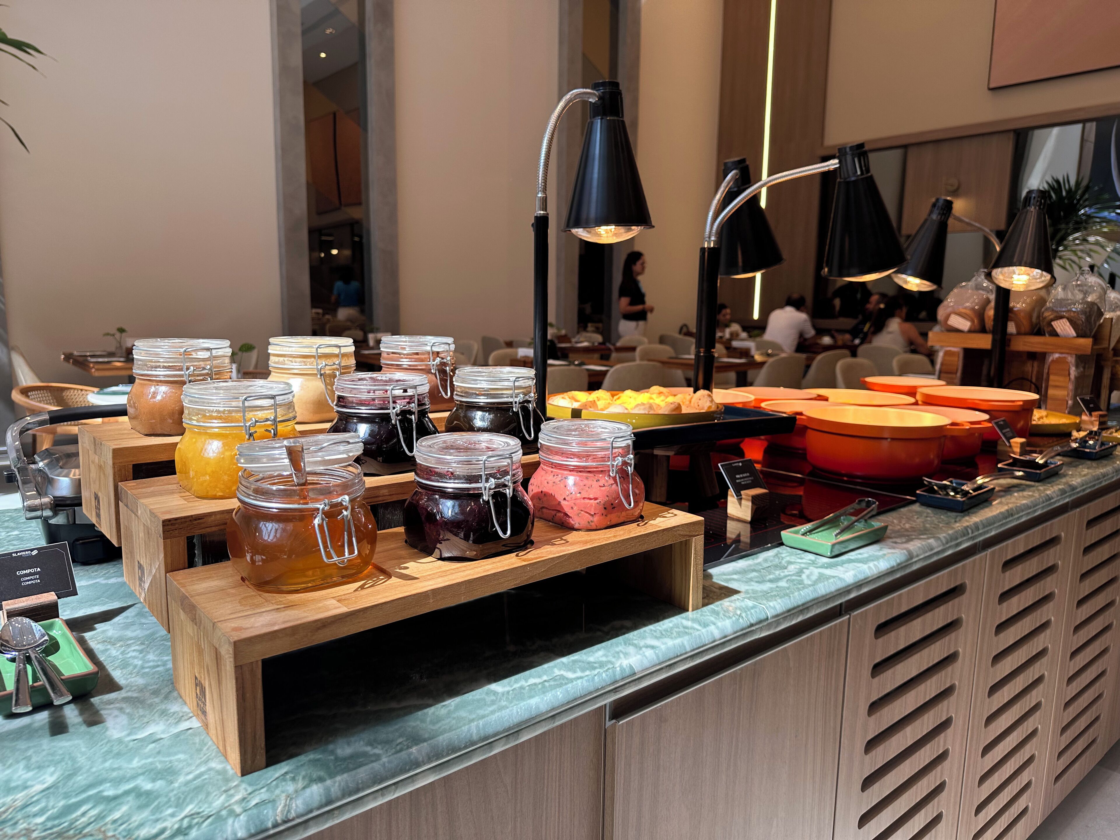 Café da manhã com buffet grátis todos os dias