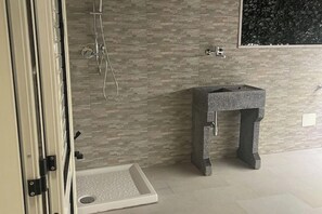 Shower, hair dryer, soap - Euterpe Apartment - Harmony, Relaxation and Sea at the Abode of the Muses (Praia a Mare)