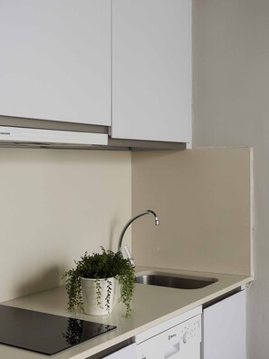 Kühlschrank, Mikrowelle, Kochgeschirr/Geschirr/Besteck