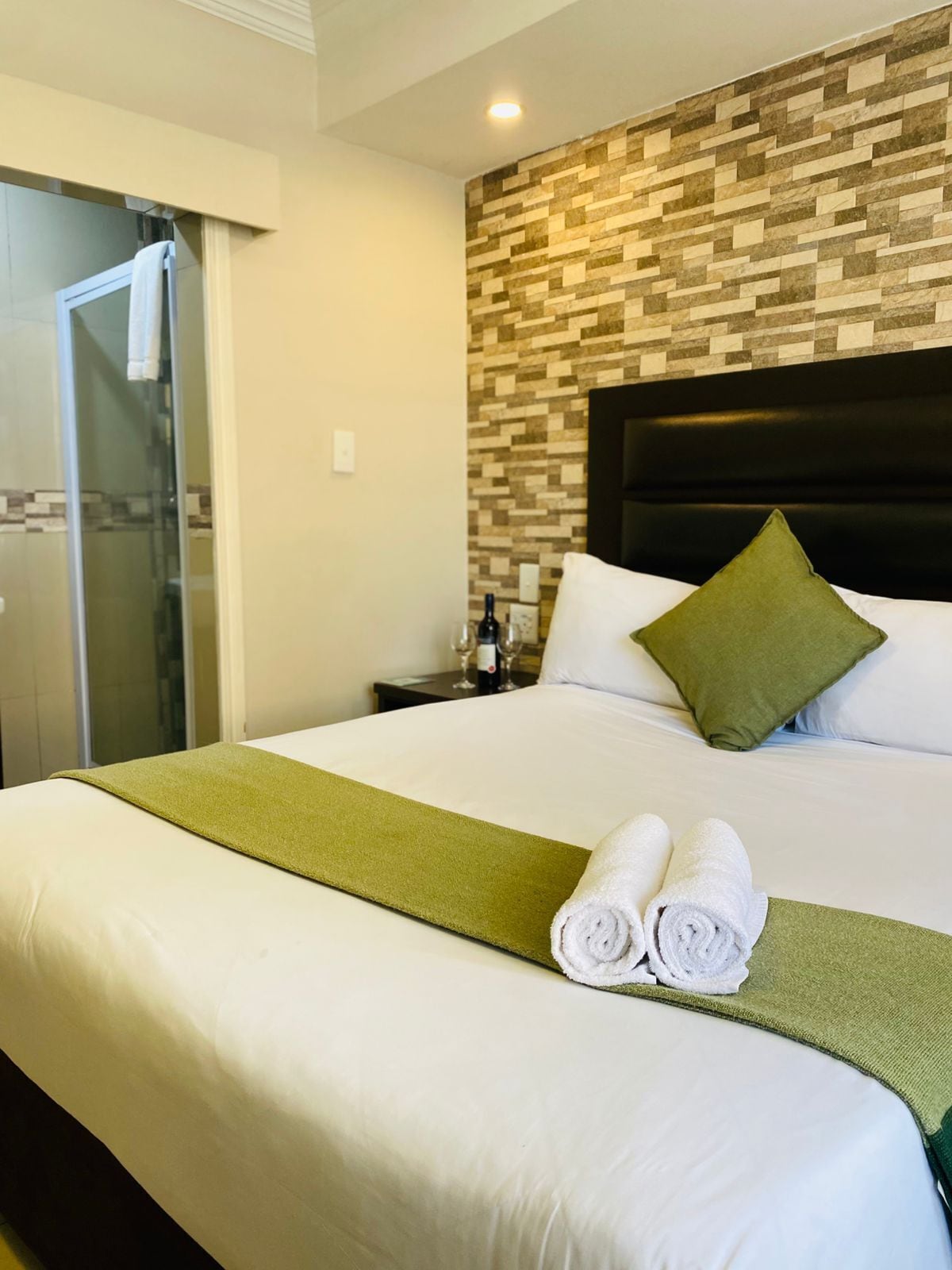 Comfort Double Room, 1 Queen Bed | Individually furnished, iron/ironing board, free WiFi, bed sheets