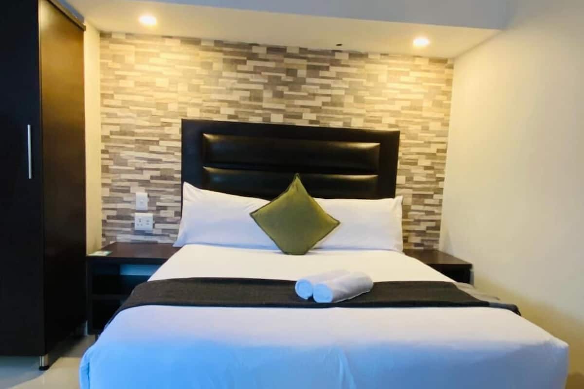 Habitación de lujo doble, 1 cama doble | Tabla de planchar con plancha y wifi gratis