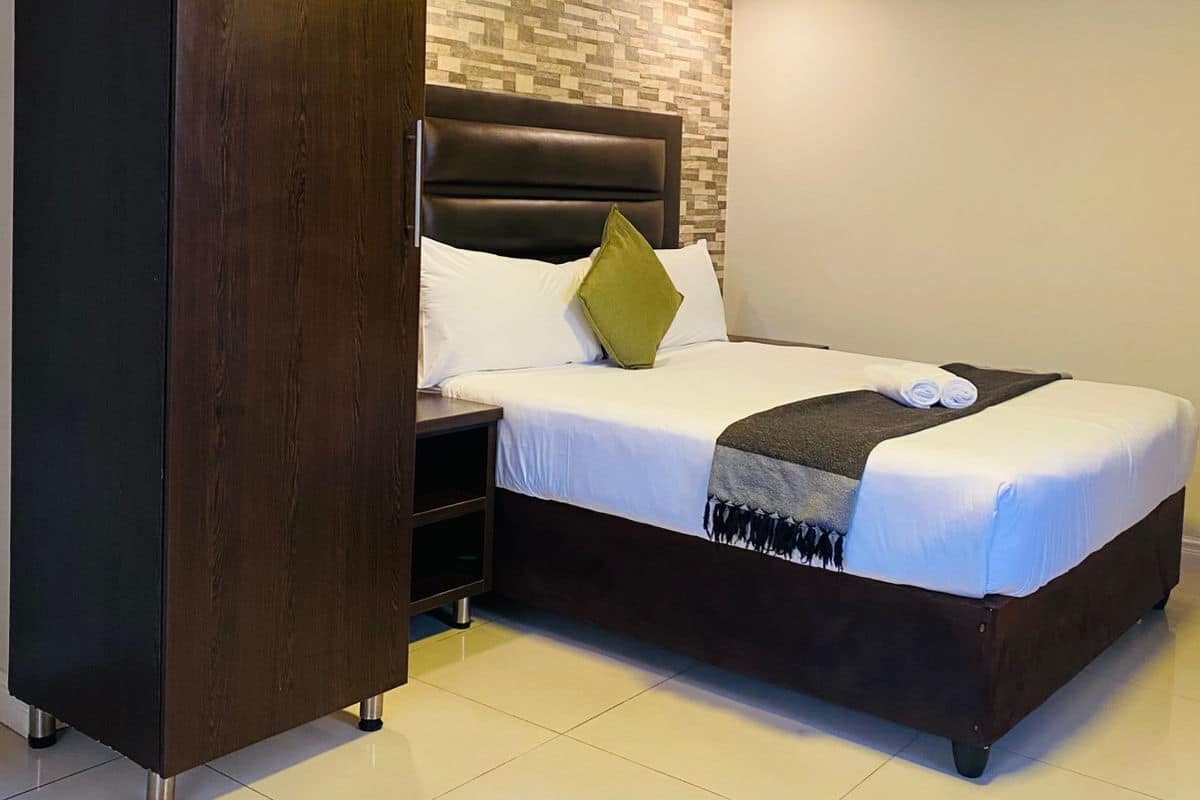 Comfort Double Room, 1 Queen Bed | Individually furnished, iron/ironing board, free WiFi, bed sheets