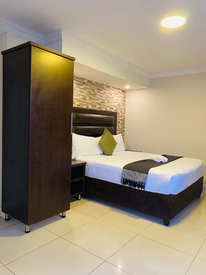 Muebles diferentes, tabla de planchar con plancha y wifi gratis 