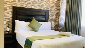 Comfort tweepersoonskamer, 1 queensize bed | Individueel gemeubileerd, een strijkplank/strijkijzer, gratis wifi