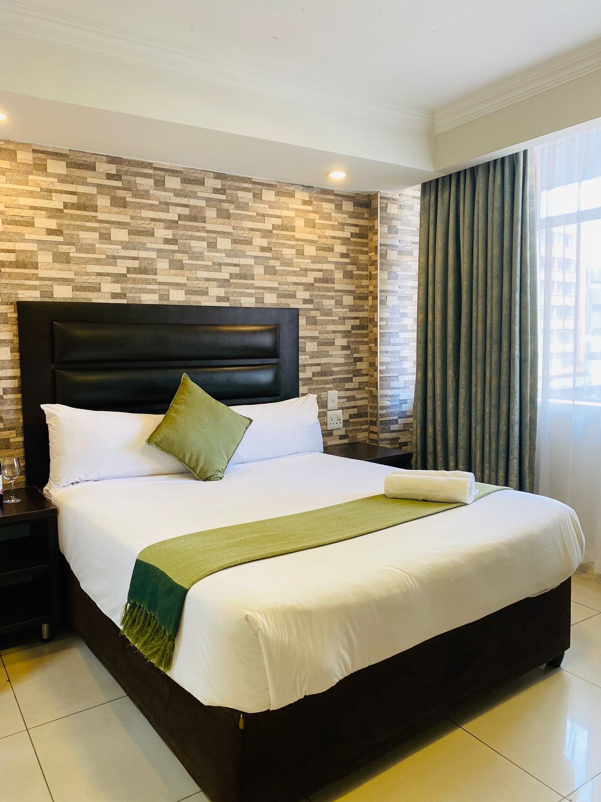 ห้องคอมฟอร์ทดับเบิล, เตียงควีนไซส์ 1 เตียง | ตกแต่งพิเศษโดยเฉพาะ, เตารีด/โต๊ะรีดผ้า, Wi-Fi ฟรี, ผ้าปูที่นอน