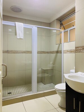 Shower, rainfall showerhead, towels, soap - Bayside 97 Russel street (Durban)