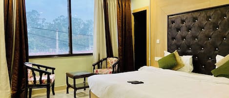 Deluxe-huone, kaupunkinäköala | Ilmainen Wi-Fi, vuodevaatteet