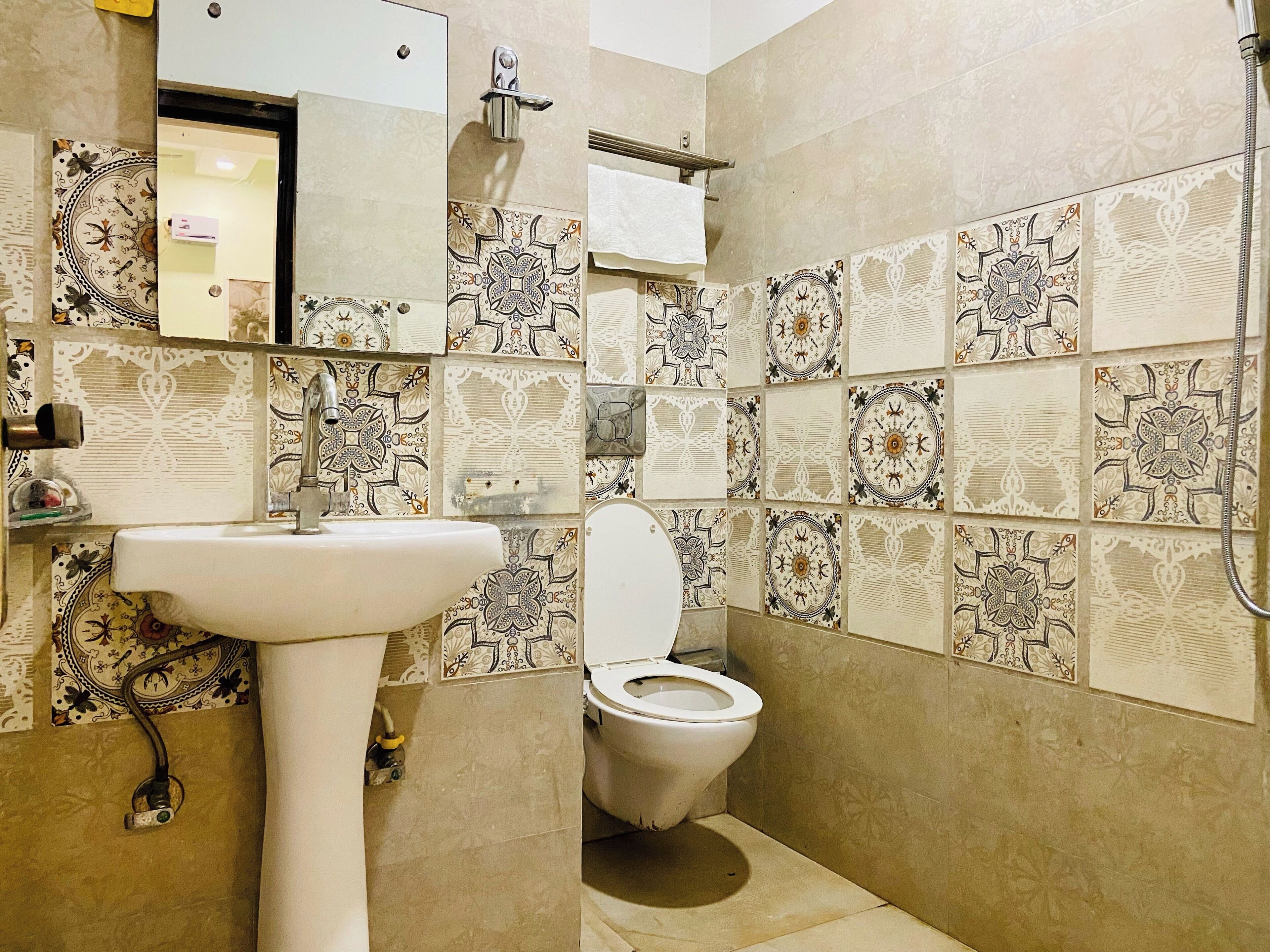 Deluxe Room, City View | Bathroom | Shower, free toiletries, towels, soap