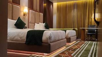 Executive Twin Room | Desk, laptop workspace, soundproofing, free WiFi